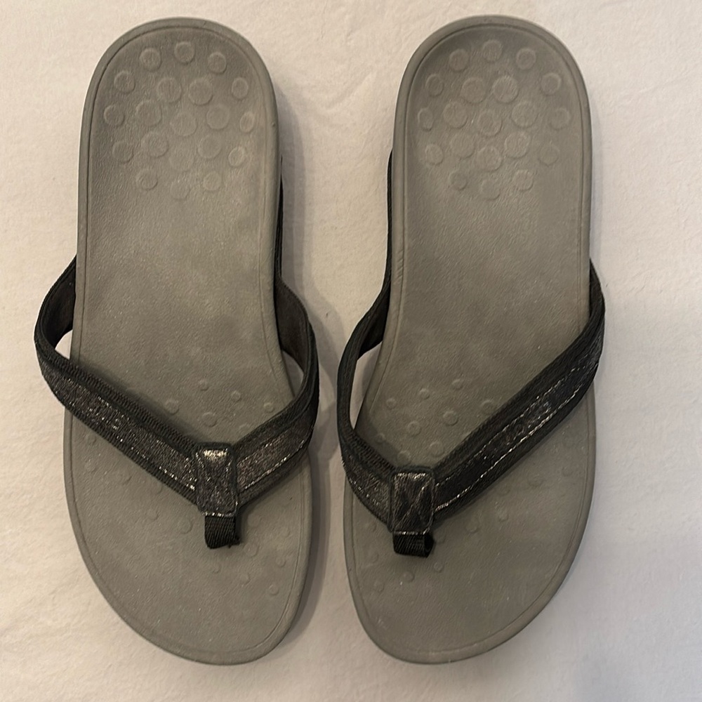 Vionic Gunmetal High Tide Foil Sandals Sz 8W